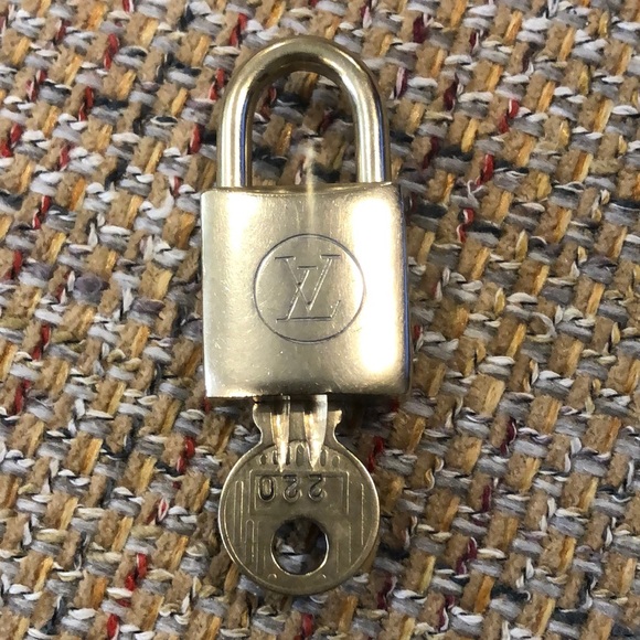 Vintage LV Louis Vuitton Padlock Lock & Key 220 - Picture 7 of 15